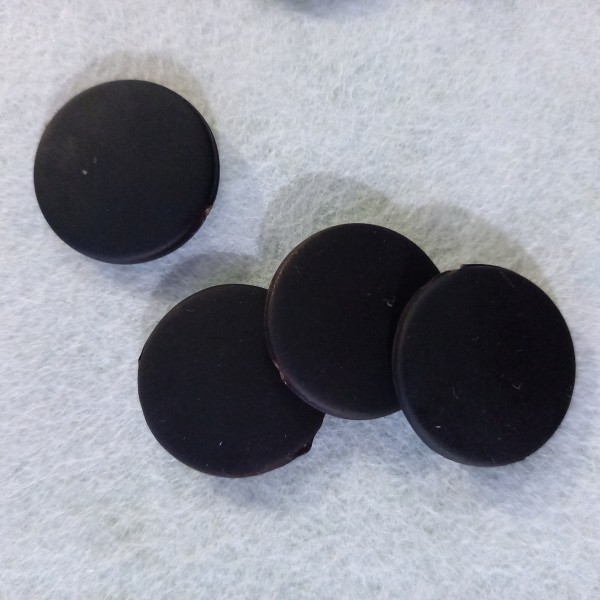 Quatre perles noir mat plates en résine, 2.5cm - Photo n°1