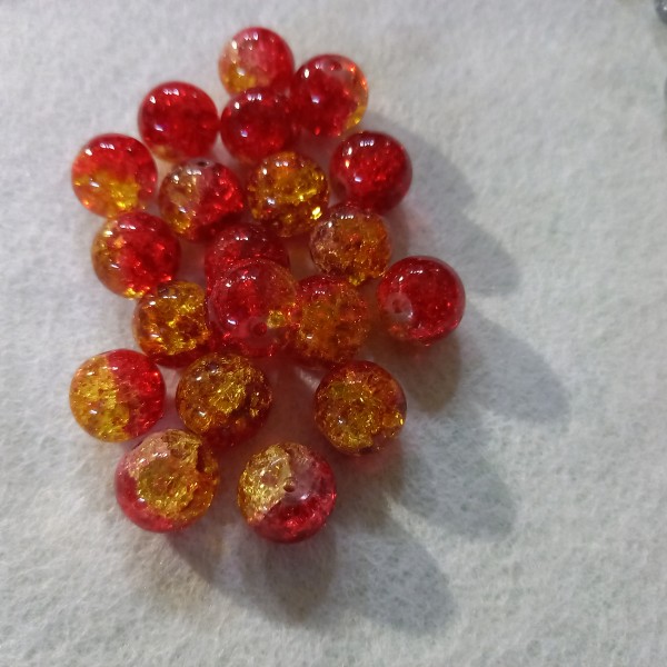 Vingt perles bicolore en verre, 1cm - Photo n°1