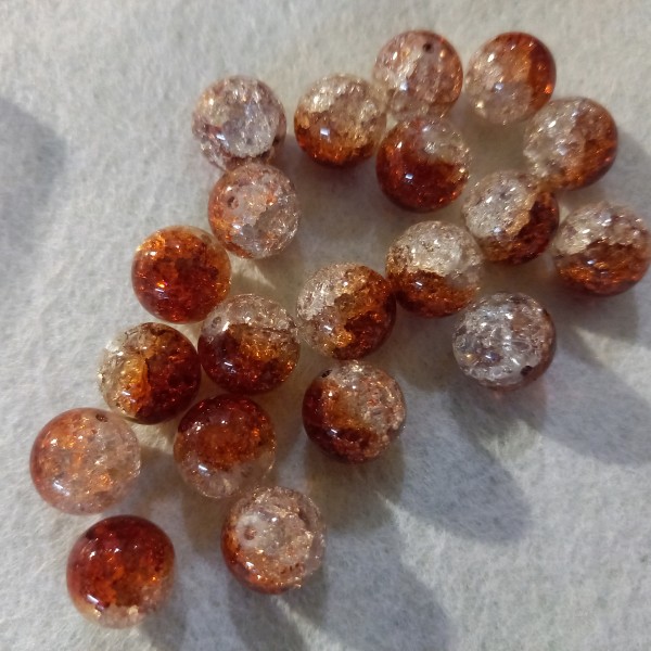 Vingt perles bicolore en verre, 1cm - Photo n°1