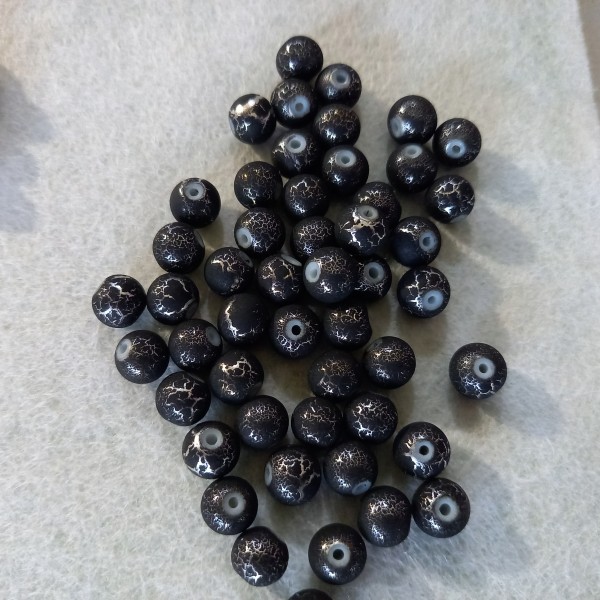Cinquante perles noir craquelé en résine, 7mm - Photo n°1