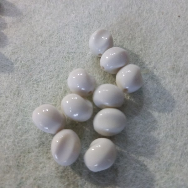 Dix perles blanches ogive en résine, 1cm - Photo n°1