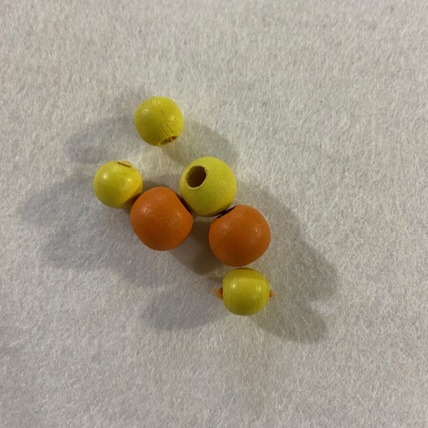 Perles en bois jaune et orange - Photo n°1