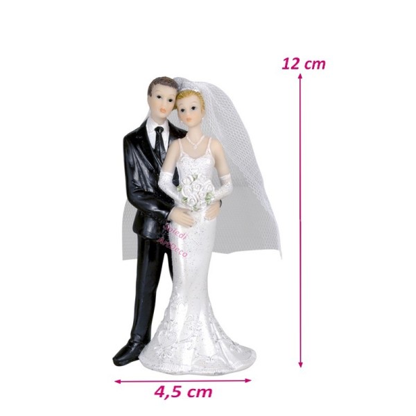 Couple de mariés en résine, hauteur 12 cm, époux tenant la mariée par la taille - Photo n°2
