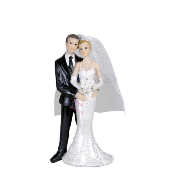 Couple de mariés en résine, hauteur 12 cm, époux tenant la mariée par la taille - Photo n°1