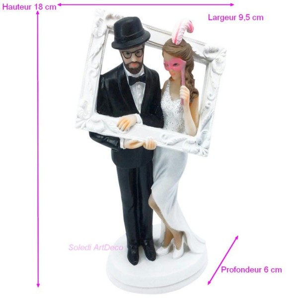 Couple mariés prenant la pose dans un cadre photo, Figurines en résine pour Photobooth, Haut. 18cm - Photo n°1