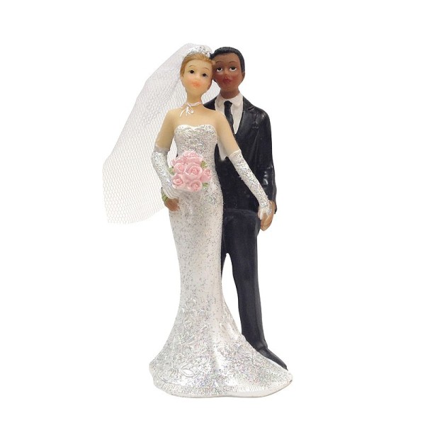 Couple mariés mixte se tenant la main, haut. 12,7 cm, Figurine Femme blanche et homme noir en résine - Photo n°1
