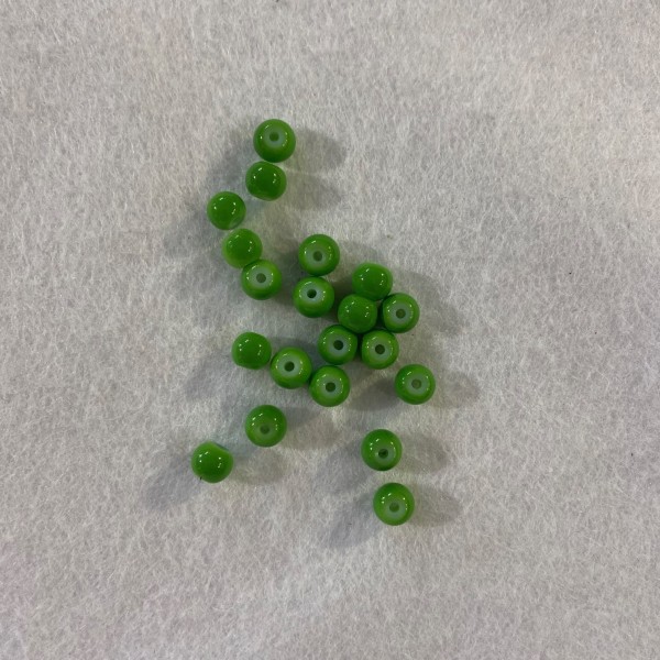 Vingt perles en résine vert pomme - Photo n°1