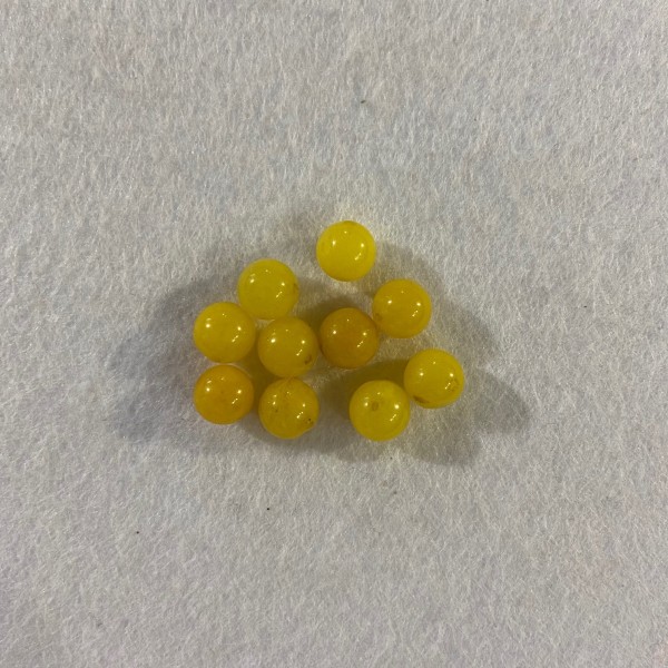 Dix perles en résine jaune - Photo n°1