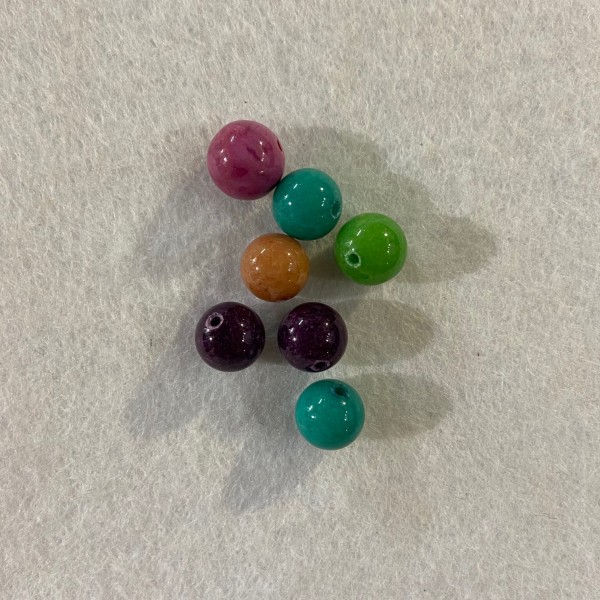 Sept perles en résine turquoise violet vert rose et beige - Photo n°1
