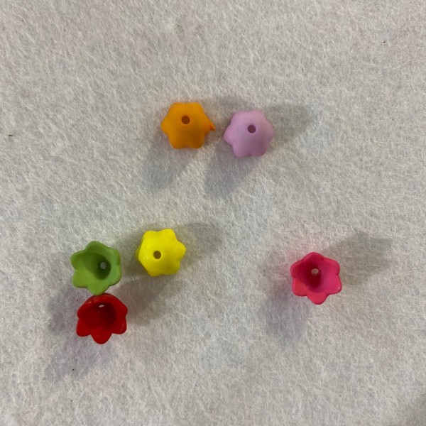 Six perle en forme de petites fleurs en plastique - Photo n°1