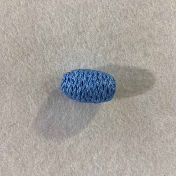 Une perle a crocheté ovale bleu claire - Photo n°1