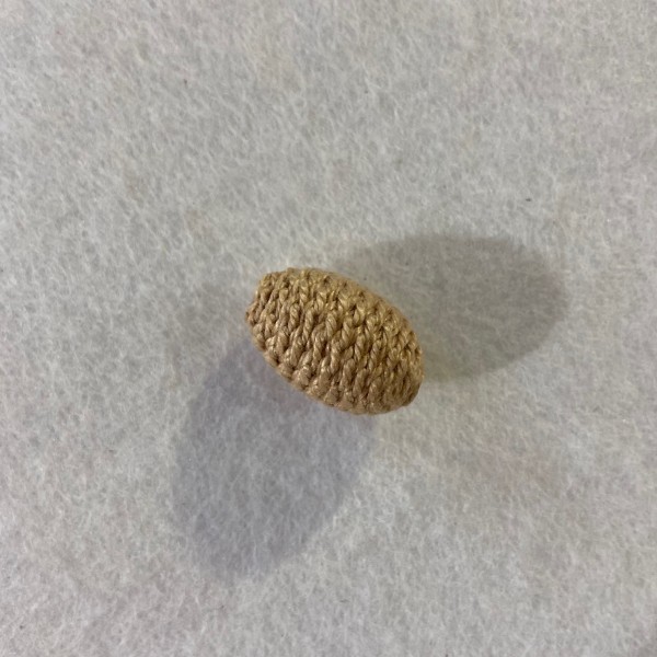 Une perle a crocheté ovale beige - Photo n°1