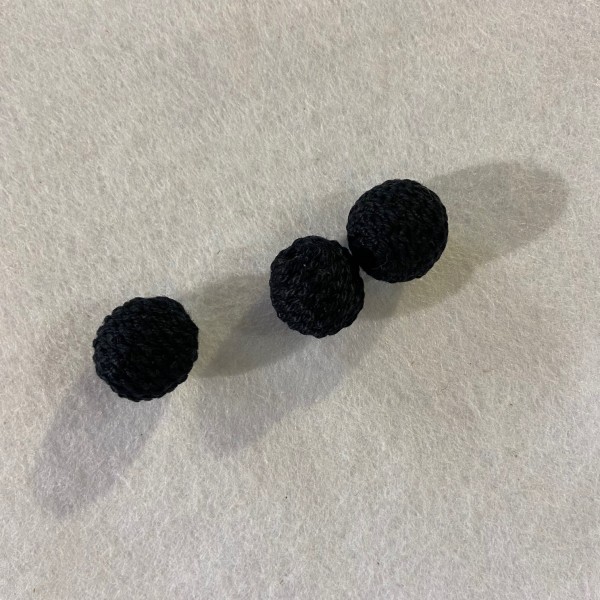 Trois perles a crocheté ronde noir - Photo n°1