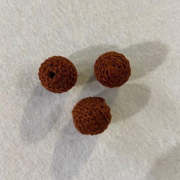 Trois perles a crocheté ronde marron - Photo n°1