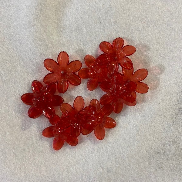 Huit perles en forme de fleurs en plastique rouge - Photo n°1