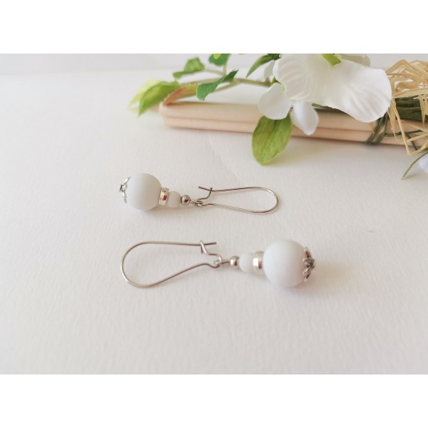 Kit boucles d'oreilles perles blanches et apprêts argent mat - Photo n°2