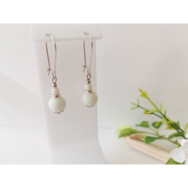Kit boucles d'oreilles perles blanches et apprêts argent mat - Photo n°1