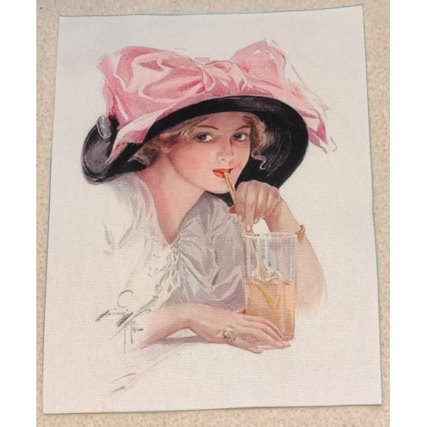 Coupon tissu - femme qui boit un verre, chapeau avec un gros noeud - coton épais - 15x20cm - Photo n°1