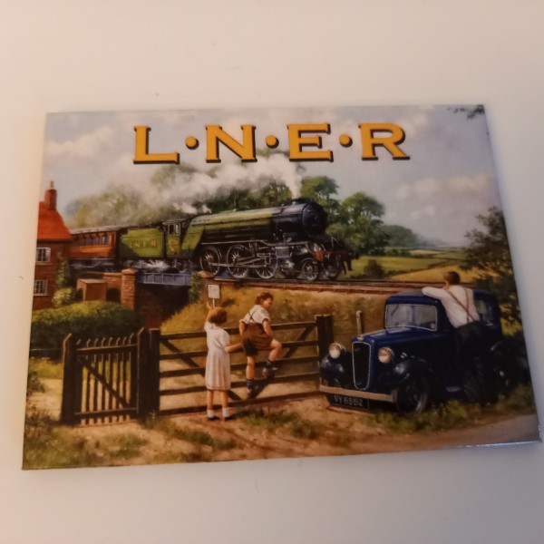 L.N.E.R un train vapeur et une voiture du siècle dernier - Photo n°1