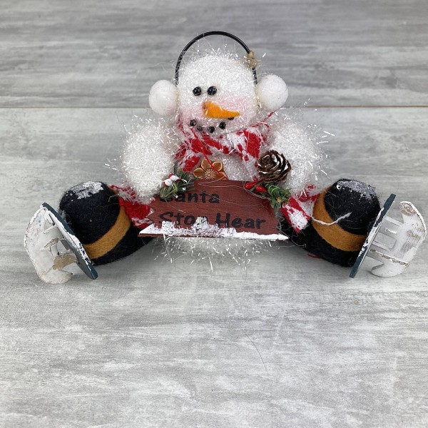 Bonhomme de neige pailleté, assis avec pancarte, cache-oreilles, Haut. 10 cm x 11cm - Photo n°1