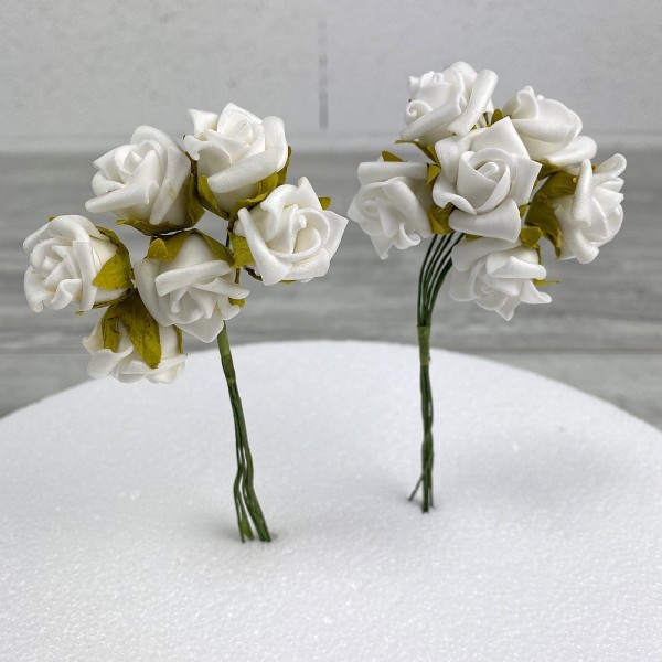Lot de 12 têtes de rose blanches sur tige, 12 cm, fleurs en mousse - Photo n°1