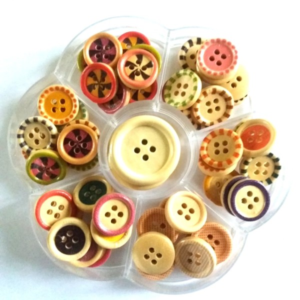 1 Boite de 54 boutons en bois - multicolore - 15mm et 25mm - Photo n°1