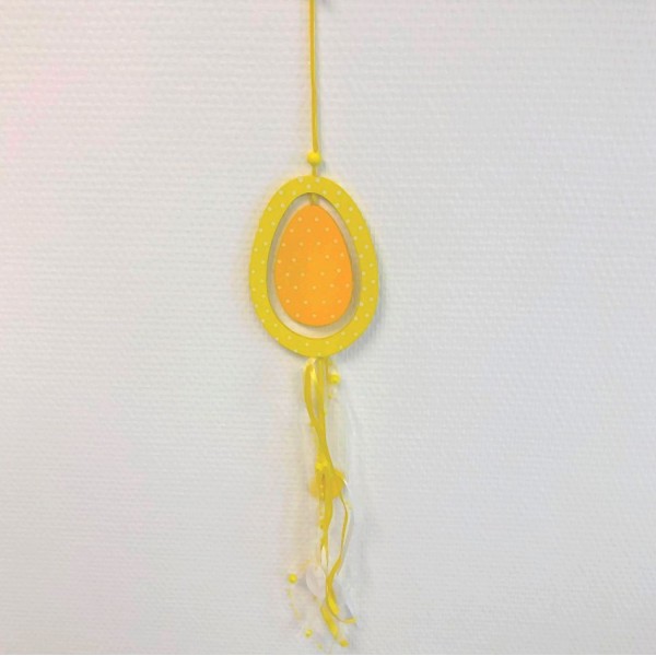 Oeuf en bois jaune, longueur 40 cm, avec rubans et perles, déco porte pâques à suspendre - Photo n°1