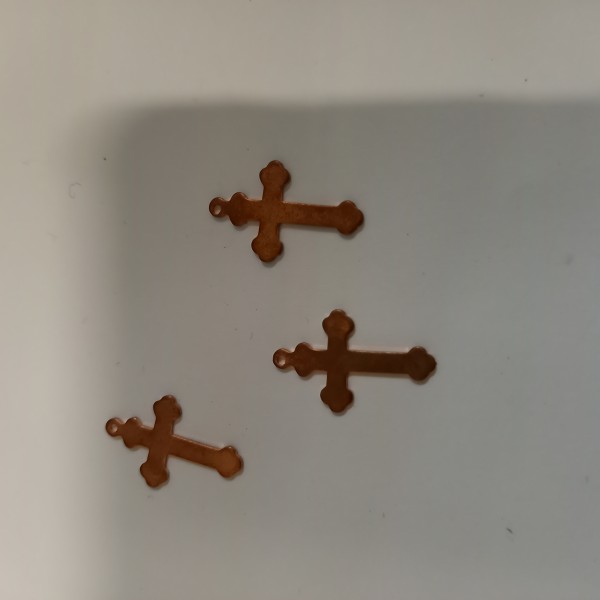 Trois croix pour fabriquer votre pendentif avec les émaux à froid ils font 20 mm de haut - Photo n°1